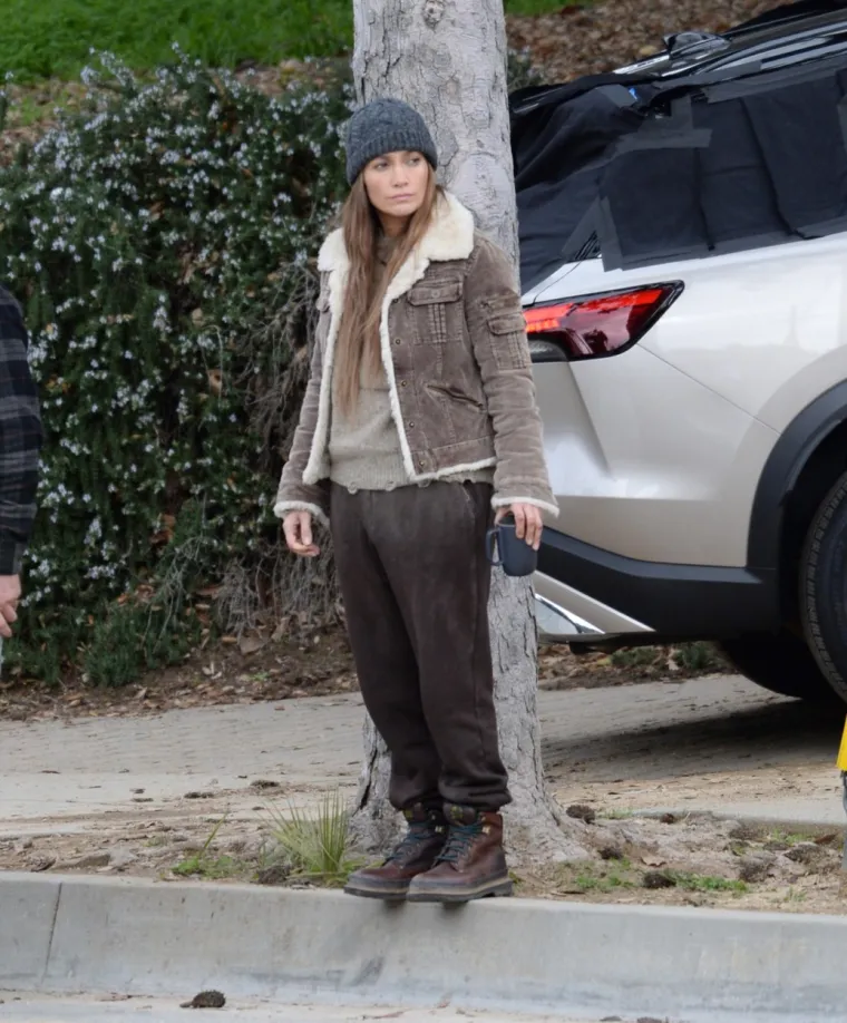 Jennifer Lopez uhvaćena dok je tumarala ulicama Los Angelesa u pohabanoj odjeći, s modricama na licu i bez trunke &scaron;minke