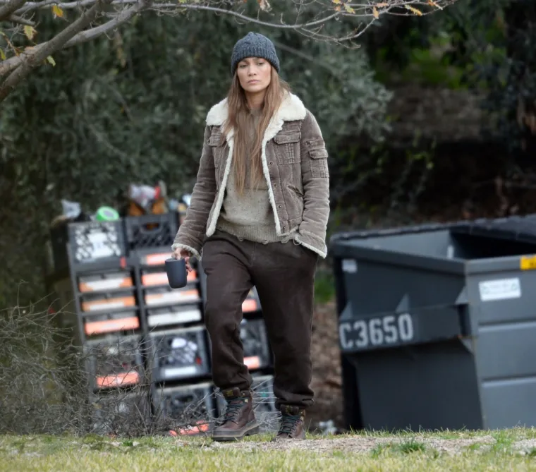 Jennifer Lopez uhvaćena dok je tumarala ulicama Los Angelesa u pohabanoj odjeći, s modricama na licu i bez trunke &scaron;minke