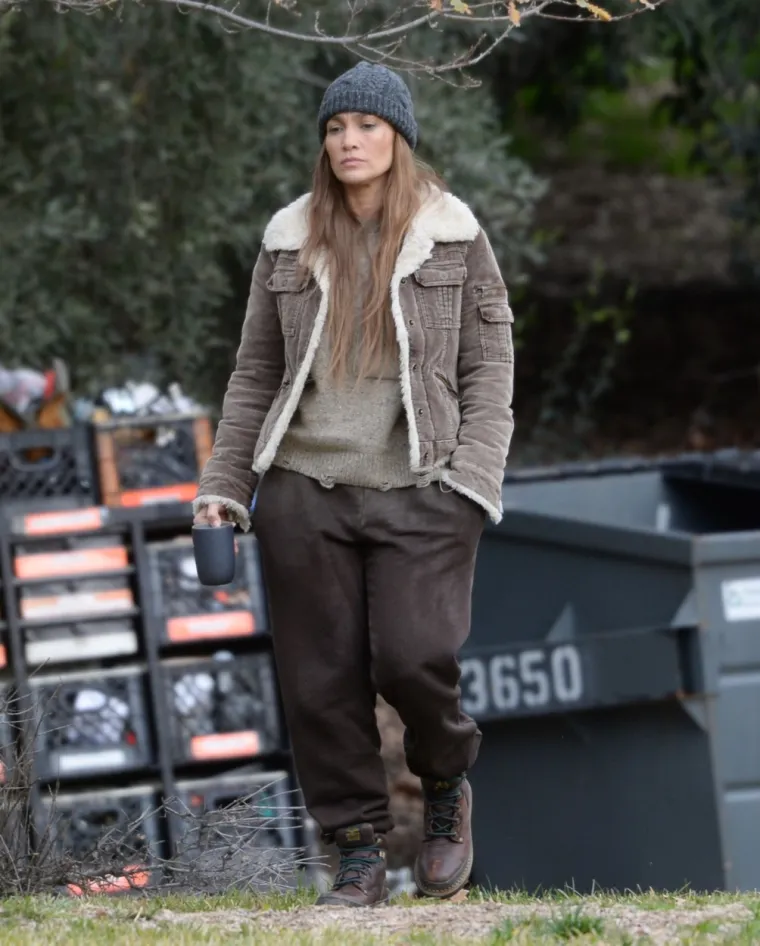 Jennifer Lopez uhvaćena dok je tumarala ulicama Los Angelesa u pohabanoj odjeći, s modricama na licu i bez trunke &scaron;minke