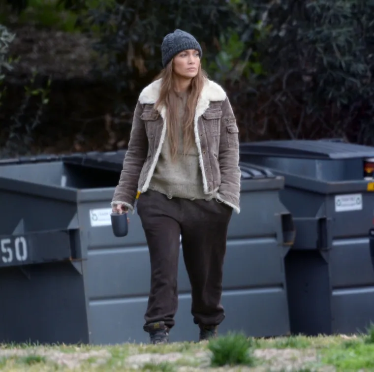 Jennifer Lopez uhvaćena dok je tumarala ulicama Los Angelesa u pohabanoj odjeći, s modricama na licu i bez trunke &scaron;minke