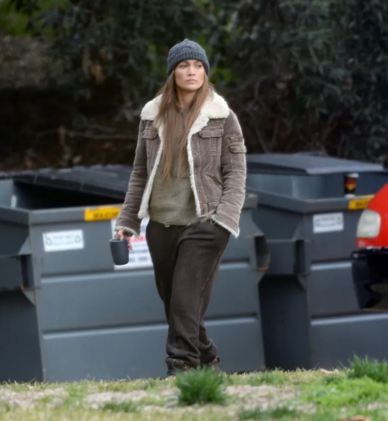 Jennifer Lopez uhvaćena dok je tumarala ulicama Los Angelesa u pohabanoj odjeći, s modricama na licu i bez trunke &scaron;minke