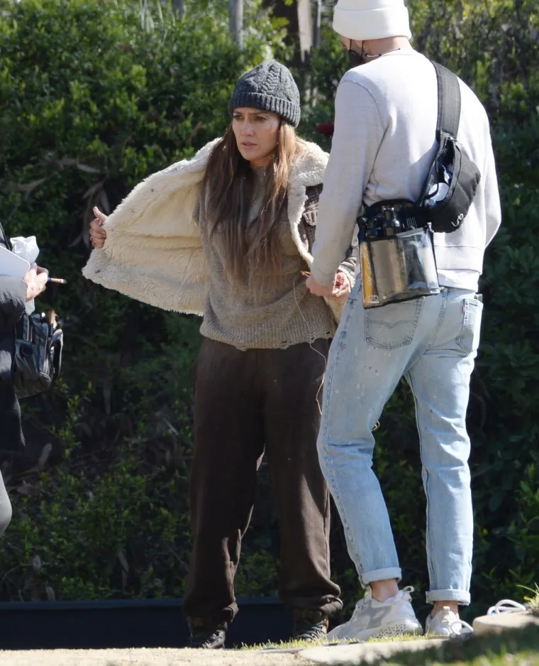 Jennifer Lopez uhvaćena dok je tumarala ulicama Los Angelesa u pohabanoj odjeći, s modricama na licu i bez trunke &scaron;minke