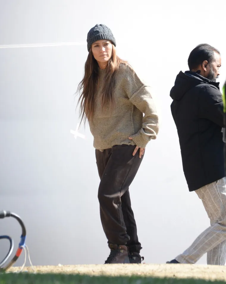 Jennifer Lopez uhvaćena dok je tumarala ulicama Los Angelesa u pohabanoj odjeći, s modricama na licu i bez trunke &scaron;minke