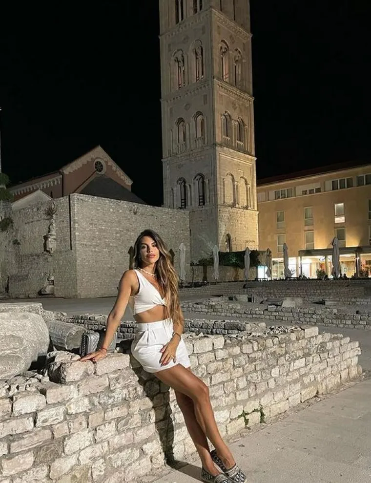 Tako je ljetos posjetila Rovinj, Zadar, Dubrovnik i Pulu, a predivan Rovinj je i komentirala na svom Instagramu: "Te&scaron;ko je ne biti nasmijan ovih dana na svakoj slici. Toliko najljep&scaron;ih utisaka i jo&scaron; ljep&scaron;ih slika&hellip;mogu samo reći - HVALA ti, živote." Dok je uz fotografiju iz Zadra napisala: "Jedan od ljep&scaron;ih dana."