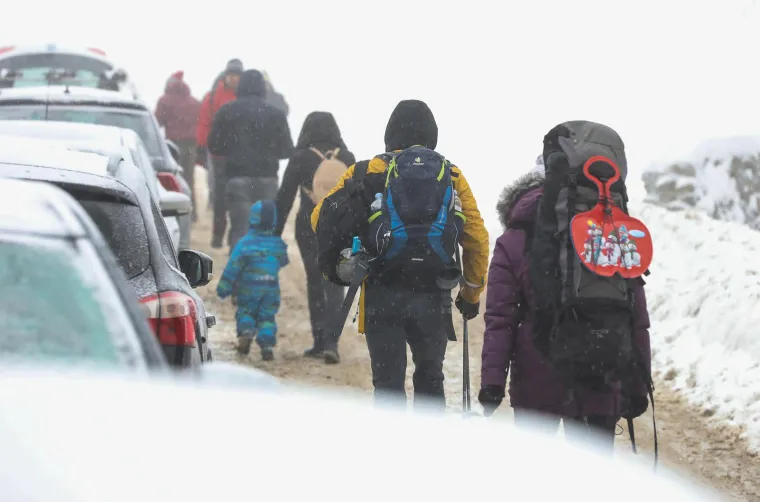 Snijeg od jučer stvara probleme diljem zemlje, a interventne službe imaju pune ruke posla.
