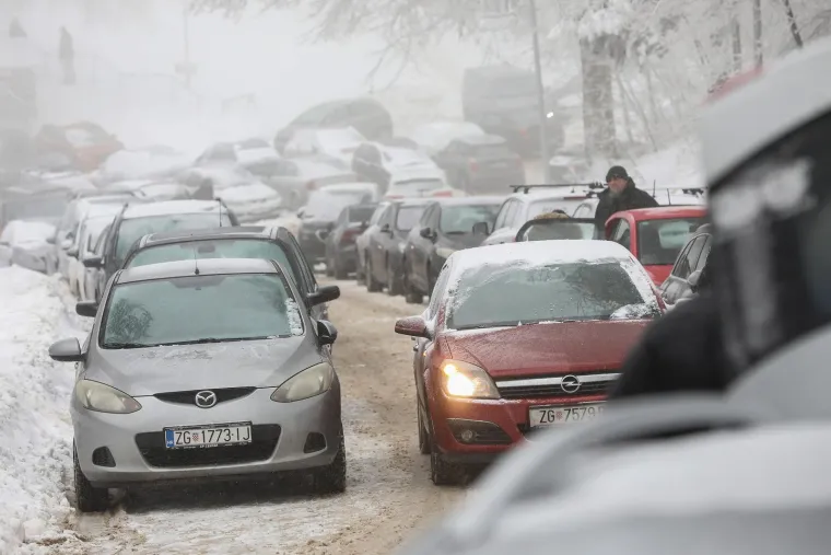 Opet je nastao krkljanac na Sljemenu, ali oni koji su se dokopali vrha uživaju u pravoj idili; Bajkovito je i u Karlovcu