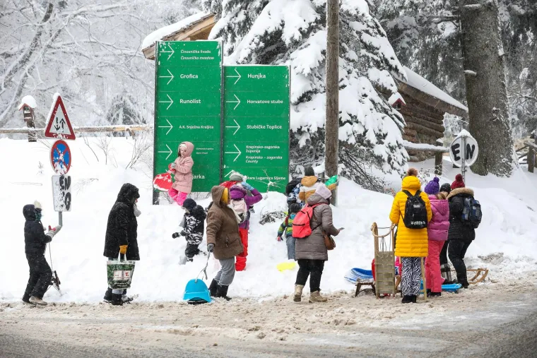 "Planinari, ljubitelji prirode i snježne idile. Vas ćemo sigurno izvući, ali Va&scaron;i limeni ljubimci možda pričekaju proljeće. Imamo cijeli niz intervencija na području PP Biokovo i Dinara pa Vas molimo da malo pripazite na sebe, a u konačnici i na nas. &Scaron;alu na stranu, apeliramo da pratite vremenske prognoze, te da se u ovakvim uvjetima ne upu&scaron;tate u nepotrebne rizike", napisali su na Facebooku.