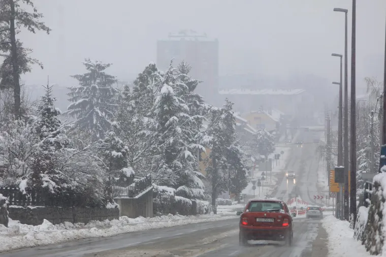 U noći sa subote na nedjelju snijeg je u Dalmatinskoj zagori padao samo na vi&scaron;im nadmorskim visinama stvarajući pokrivač na tlu do tri centimetra visine.