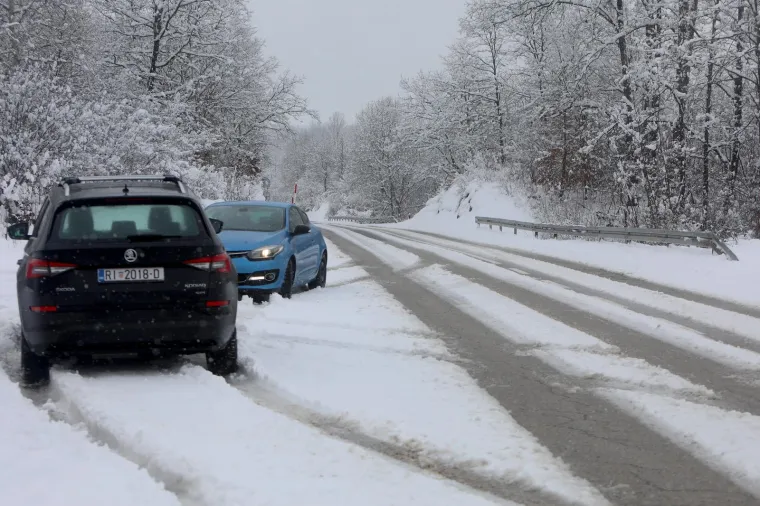 Od jutros je angažirano 10 kamiona i ralica na području Splitsko- dalmatinske županije koji posipaju sol po cestama i uklanjaju snijeg te su sve glavne ceste na području splitsko-dalmatinske županije prohodne