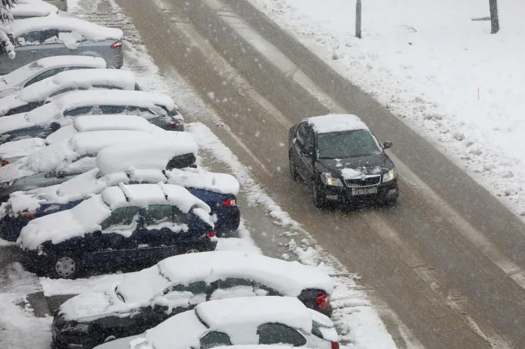 Snijeg je danas zabijelio i Karlovac, gdje su građani s djecom uživali u sanjkanju