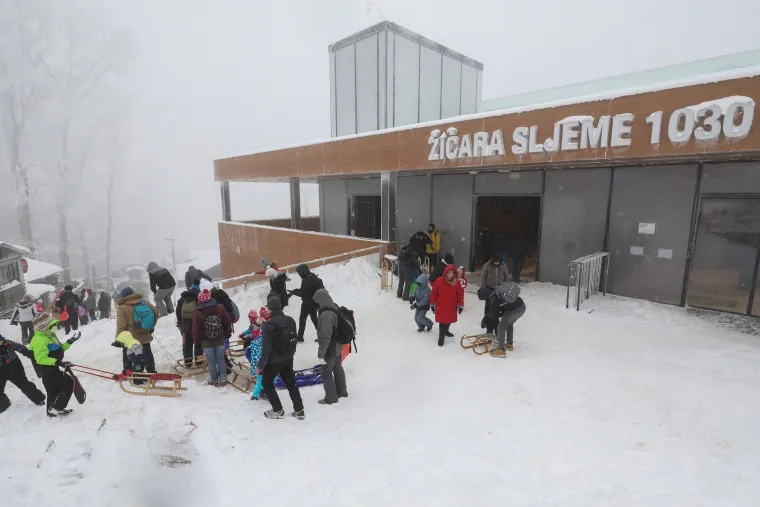 Snijeg, pa u nizinama susnježica i zatim ki&scaron;a - sažetak je to vremenske prognoze za kopno u nastavku vikenda i prvim danima idućeg tjedna. U gorju se očekuje ponegdje i obilniji snijeg. I dalje će puhati sjeveroistočnjak, ali danju će biti manje hladno, a od srijede uglavnom i bez oborina.