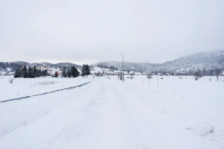 Pripadnici Hercegovačke gorske službe spa&scaron;avanja (HGSS) Posu&scaron;je uz pomoć te&scaron;kih strojeva uspjeli su na području Parka prirode Blidinje u Hercegovini izvući iz snježnih nanosa desetak vozila od kojih jer najveći broj bio Dalmatinaca koji su krenuli na skijanje u BiH.