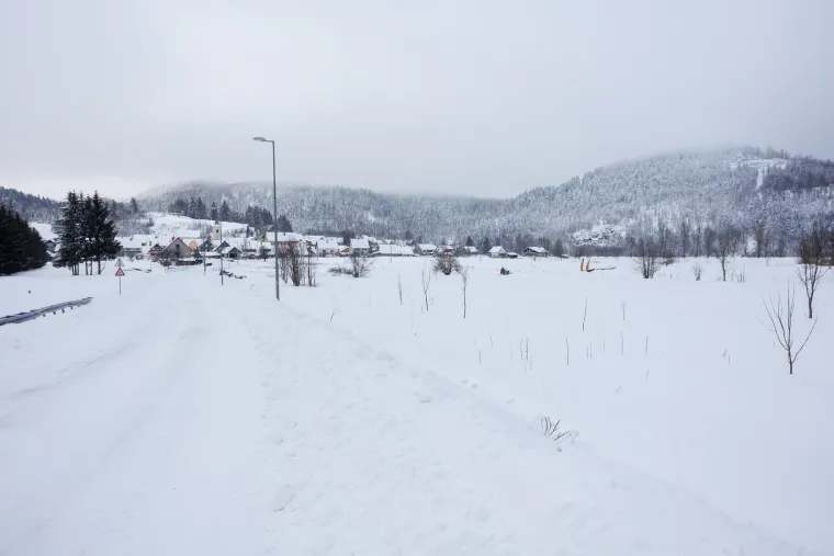 Iako je prometnica bila zatvorena, vozači su tijekom subote poku&scaron;ali doći do odredi&scaron;ta preko Parka prirode Blidinje koji je i najkraći put do sredi&scaron;njeg dijela BiH. No, zapeli su zbog snježnih nanosa koji se brzo stvaraju zbog jakog vjetra i obilnih padalina. Nakon toga su pozvali u pomoć koje je brzo stigla.