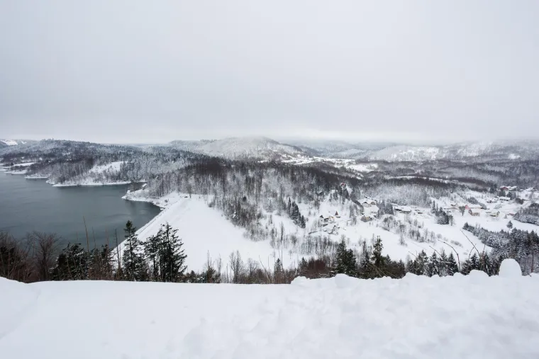 Voditelj HGSS-a Posu&scaron;ja Milan Jukić rekao je da su zapeli u snijegu uglavnom gosti iz Hrvatske koji su krenuli na skijanje u BiH te nisu znali da je put na tom prometnom pravcu neprohodan.
