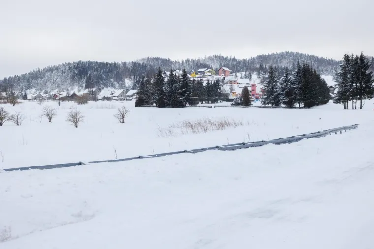 Snažan vjetar i snježne padaline stvaraju probleme na većem broju prometnica u zapadnome dijelu BiH. Vozače se poziva da na svim putnim pravcima voze oprezno, drže odstojanje između vozila te da na put ne kreću bez zimske opreme.
