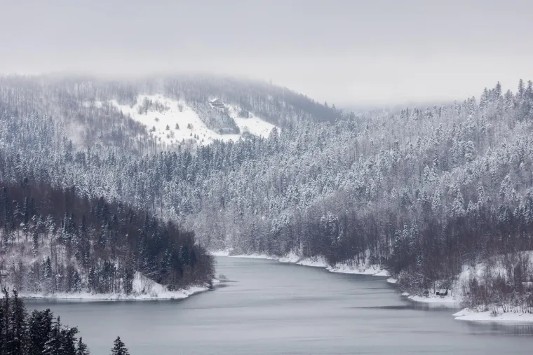 Opet je nastao krkljanac na Sljemenu, ali oni koji su se dokopali vrha uživaju u pravoj idili; Bajkovito je i u Karlovcu