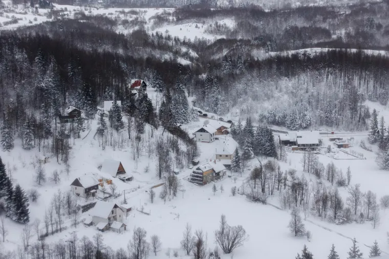 Opet je nastao krkljanac na Sljemenu, ali oni koji su se dokopali vrha uživaju u pravoj idili; Bajkovito je i u Karlovcu