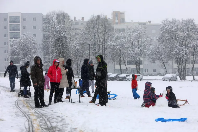 Opet je nastao krkljanac na Sljemenu, ali oni koji su se dokopali vrha uživaju u pravoj idili; Bajkovito je i u Karlovcu