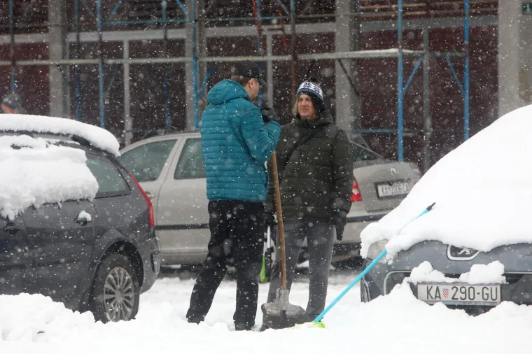 Opet je nastao krkljanac na Sljemenu, ali oni koji su se dokopali vrha uživaju u pravoj idili; Bajkovito je i u Karlovcu