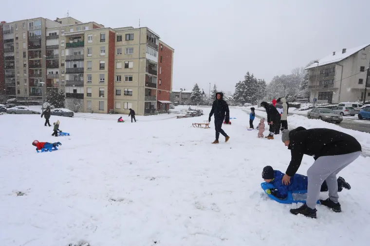 Opet je nastao krkljanac na Sljemenu, ali oni koji su se dokopali vrha uživaju u pravoj idili; Bajkovito je i u Karlovcu
