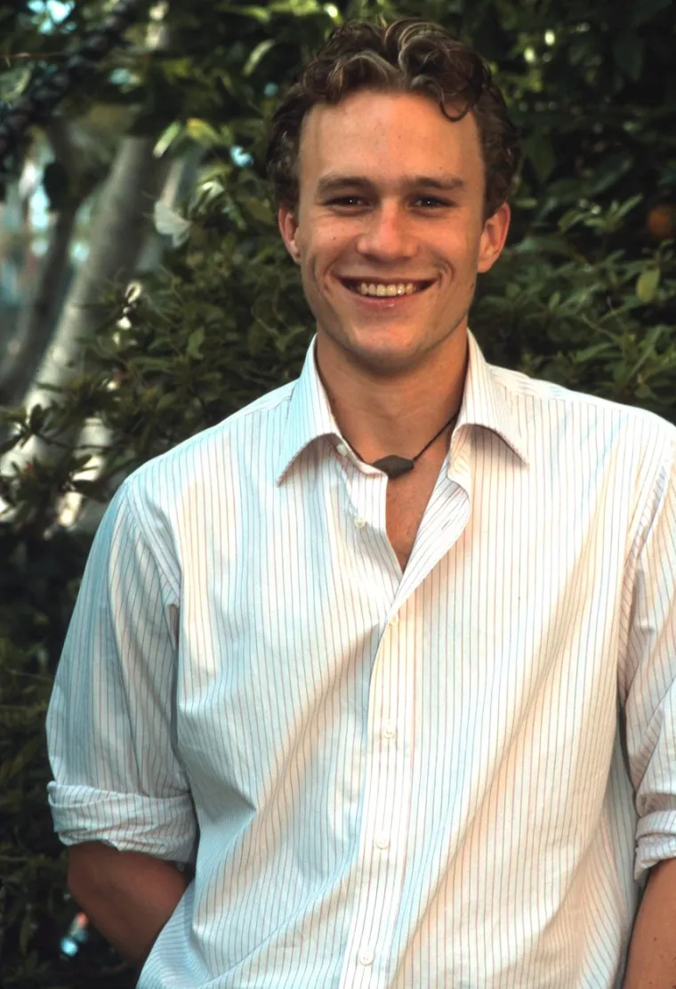 Heath Ledger rodio se 4. travnja 1979. godine u jednoj od najuglednijih obitelji u gradu Perthu u Zapadnoj Australiji. U dobi od 16 godina je napustio srednju školu kako bi se sa svojom tadašnjom djevojkom autom zaputio u Sydney i tamo započeo glumačku karijeru.
