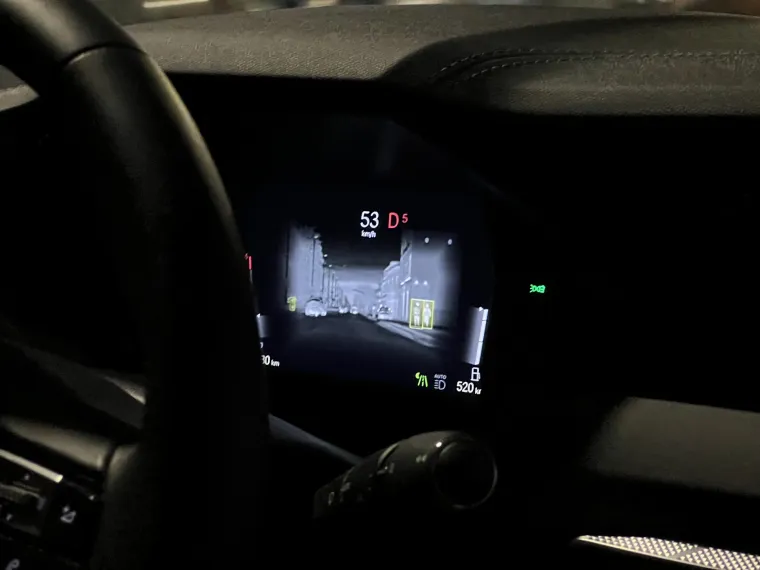 Vozačev ekran nudi i pregršat informacija, ali najzanimljiviji je tzv. Night vision mod koju noću vidi pješake i upozorava na njih. Idealno kada se probijate kroz maglu