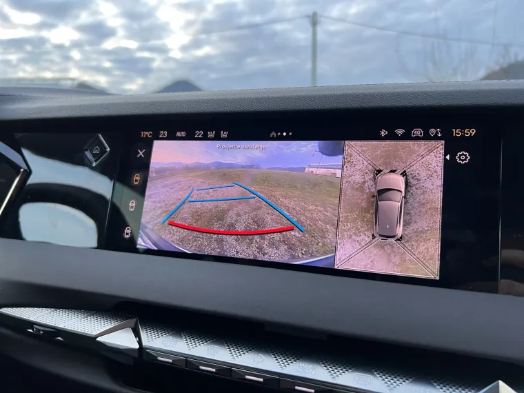 Stražnja kamera je dobre rezolucije, a nudi i pregled 360