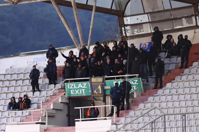 Torcida digla žestoku poruku na Istoku pa urlikala 'gazi purgere'
