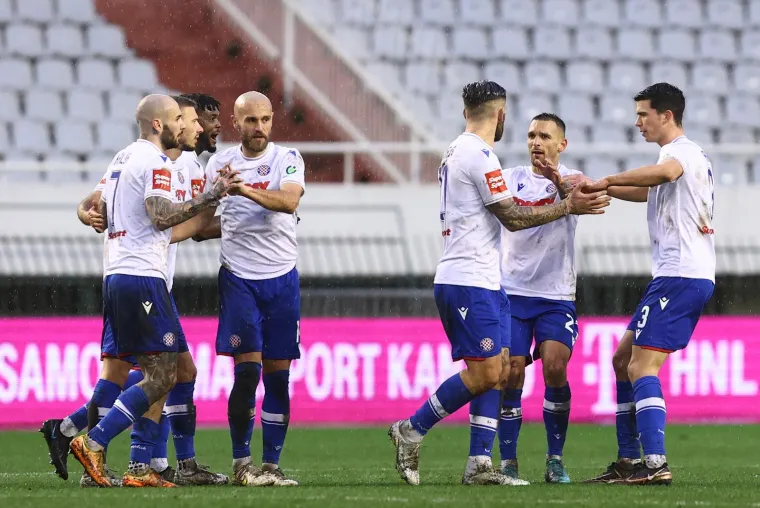 Torcida digla žestoku poruku na Istoku pa urlikala 'gazi purgere'