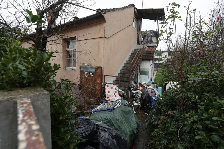 Zasad nepoznati počinitelj pokušao je ubiti 37-godišnjaka zadavši mu nekoliko ubodnih rana oštrim predmetom.