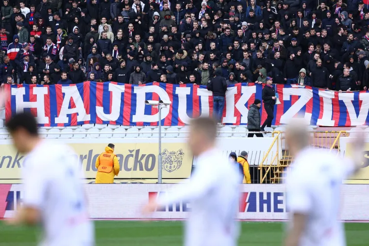 Po ki&scaron;i i vjetru, po buri i zimi: Torcida&scaron;i popalili sve živo i napravili gustu dimnu zavjesu