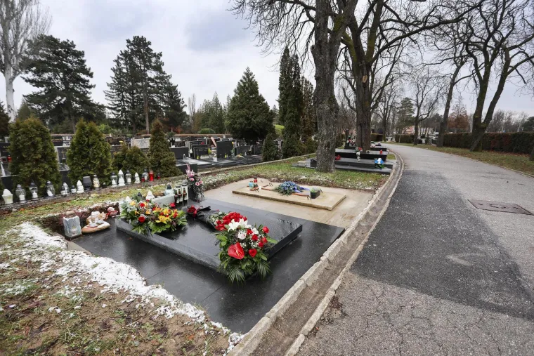 Fanovi ga nisu ga zaboravili: Pogledajte što su obožavatelji donijeli na grob Akija Rahimovskog