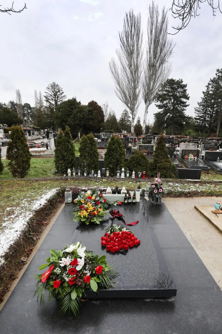 Fanovi ga nisu ga zaboravili: Pogledajte što su obožavatelji donijeli na grob Akija Rahimovskog