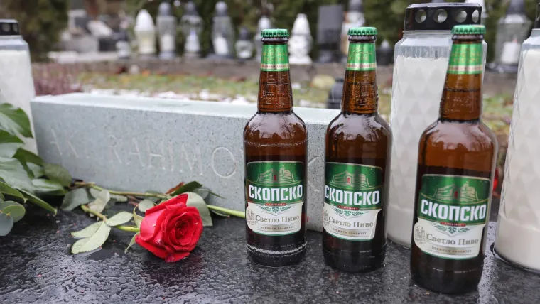 Fanovi ga nisu ga zaboravili: Pogledajte što su obožavatelji donijeli na grob Akija Rahimovskog