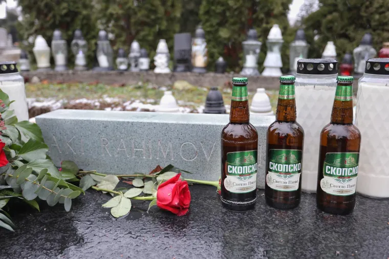 Fanovi ga nisu ga zaboravili: Pogledajte što su obožavatelji donijeli na grob Akija Rahimovskog