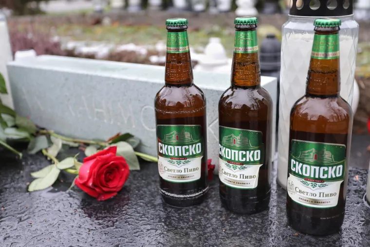 Fanovi ga nisu ga zaboravili: Pogledajte što su obožavatelji donijeli na grob Akija Rahimovskog