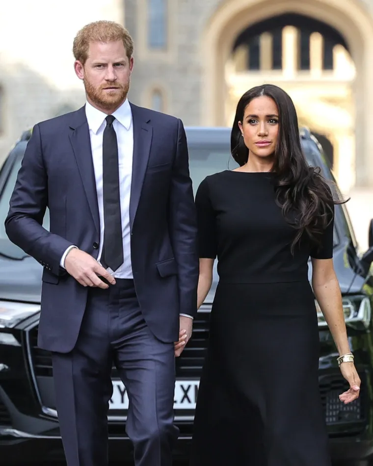 Princ Harry (38) i njegova supruga Meghan Markle (41) navodno neće biti na balkonu tijekom krunidbe kralja i kraljice supruge, ističu strani mediji. Dopušteno je samo zaposlenim članovima obitelji, a Harry i Meghan, kao i princ Andrew to više nisu, jer ne obnašaju službene dužnosti. 