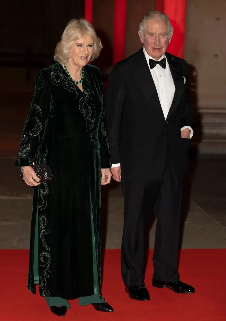 Na glavu će Charlesu tada staviti krunu svetog Edvarda, čime i službeno postaje kraljem. Camilla će uz novog kralja preuzeti titulu kraljice i na glavu će joj staviti krunu kraljice Elizabete. Princ William će na krunidbi biti službeno imenovan princem od Walesa. 