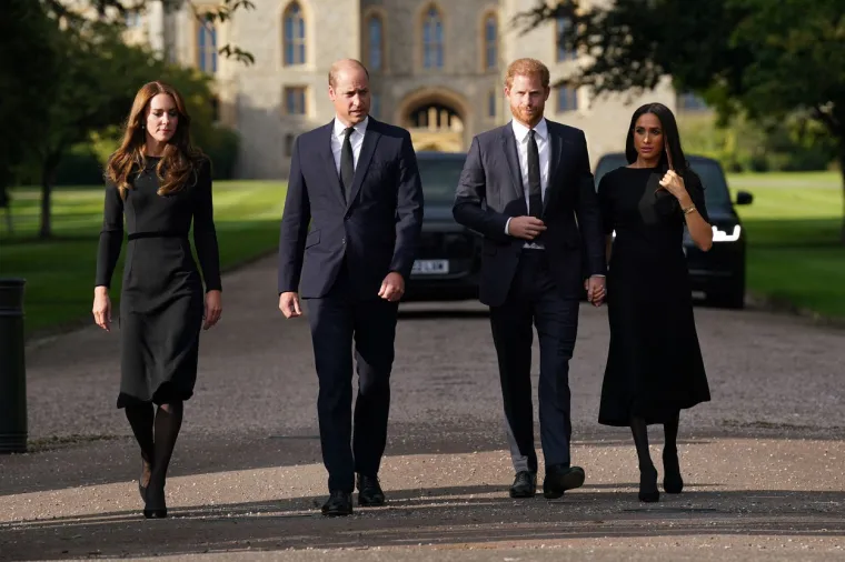 Podsjetimo, princ Harry je prije mjesec dana objavio svoje kontroverzne memoare pod nazivom &quot;Rezerva&quot;. Nakon objavljivanja knjige, popularnost Harryja i Meghan naglo je pala. Naime, prije objavljivanja knjige Harry je prema anketama Newsweeka imao ocjenu naklonosti od +38, u kojima je sudjelovalo 2000 glasača, a to je sada palo na -7. Njegova supruga Meghan je također doživjela štetu zbog te drame, pa sada ima ocjenu -13, u usporedbi s +23 s početka prosinca prošle godine.