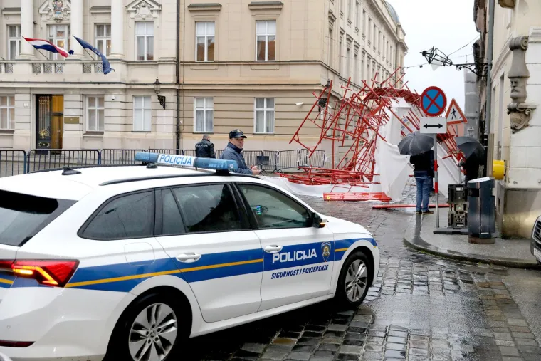 Kaos na Markovom trgu: Jak nalet vjetra srušio skele! Srećom, nema ozlijeđenih osoba