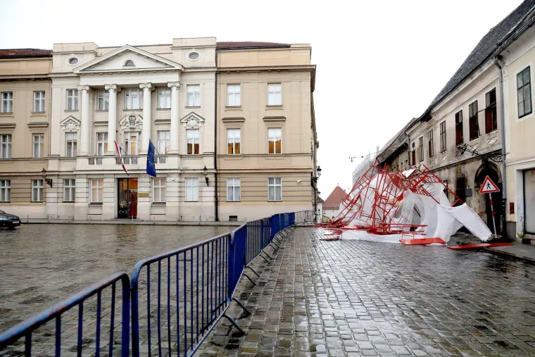 Kaos na Markovom trgu: Jak nalet vjetra srušio skele! Srećom, nema ozlijeđenih osoba