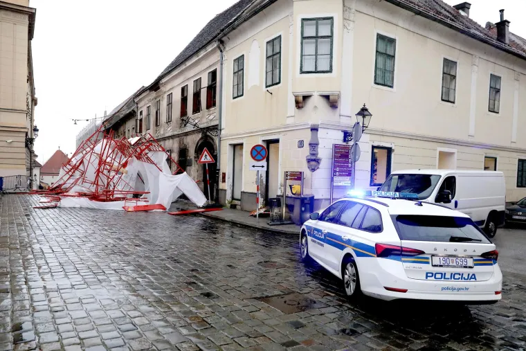Kaos na Markovom trgu: Jak nalet vjetra srušio skele! Srećom, nema ozlijeđenih osoba