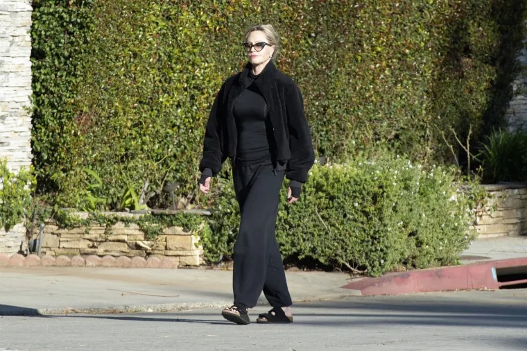 Melanie Griffith šminkom prekrila novi ožiljak na licu: Crne rukavice potaknule nova nagađanja o zdravstvenim problemima