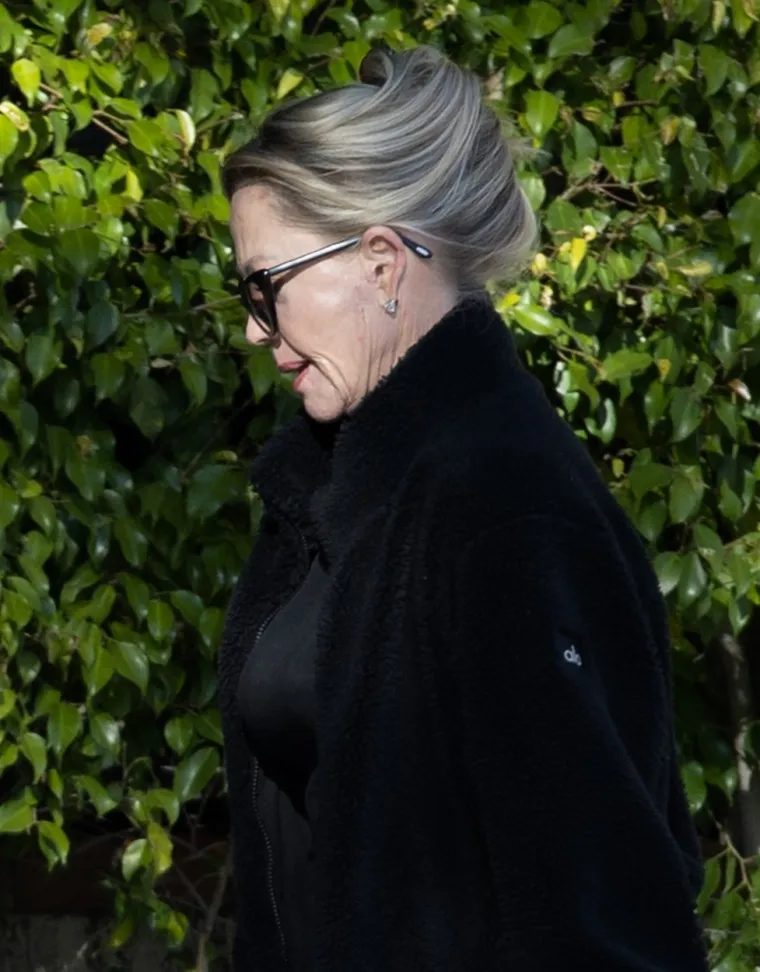 Melanie Griffith šminkom prekrila novi ožiljak na licu: Crne rukavice potaknule nova nagađanja o zdravstvenim problemima