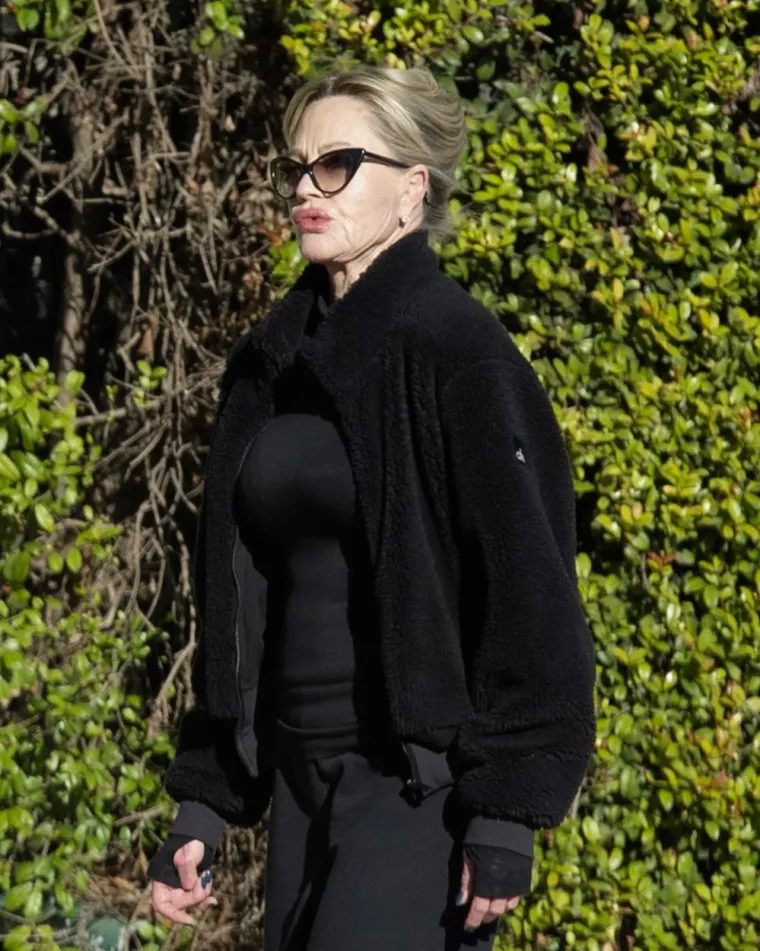 Melanie Griffith šminkom prekrila novi ožiljak na licu: Crne rukavice potaknule nova nagađanja o zdravstvenim problemima