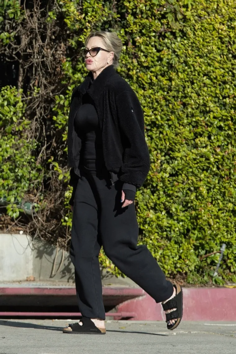 Melanie Griffith šminkom prekrila novi ožiljak na licu: Crne rukavice potaknule nova nagađanja o zdravstvenim problemima