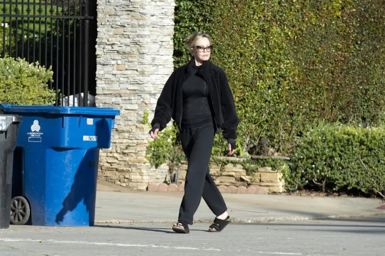 Melanie Griffith šminkom prekrila novi ožiljak na licu: Crne rukavice potaknule nova nagađanja o zdravstvenim problemima