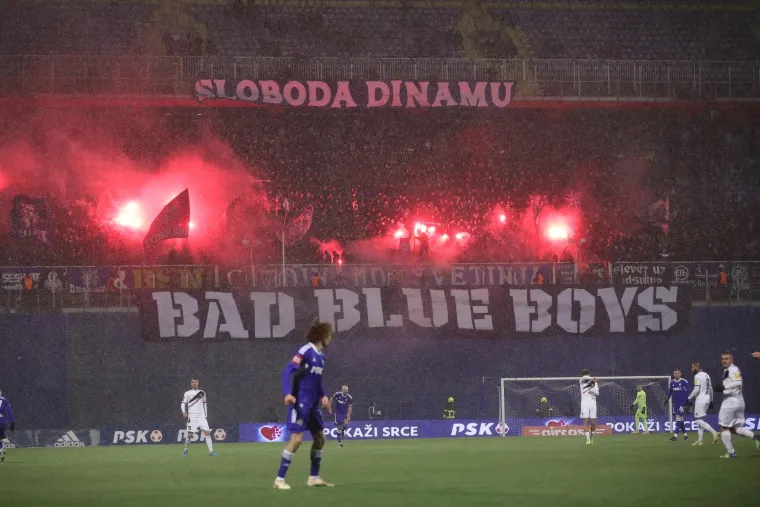 NAVIJAČKA GALERIJA Grozno vrijeme i poluprazni stadioni: Torcida i Boysi izvjesili žestoke poruke