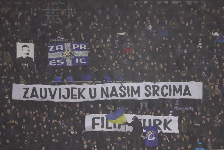 NAVIJAČKA GALERIJA Grozno vrijeme i poluprazni stadioni: Torcida i Boysi izvjesili žestoke poruke