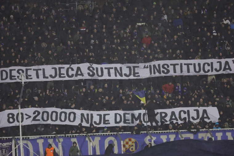 NAVIJAČKA GALERIJA Grozno vrijeme i poluprazni stadioni: Torcida i Boysi izvjesili žestoke poruke